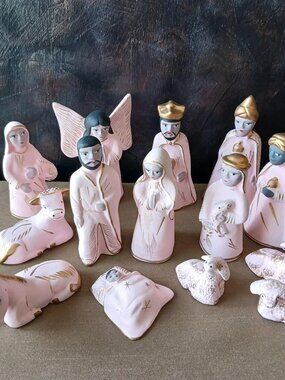Vtg Mexican Tonala Folk Art Nativity Set, 14 pieces, Pink and Gold